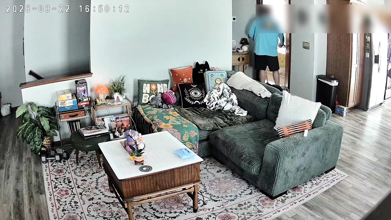 男朋友邀请已婚老男人来操他的女朋友，而他则在旁边观看