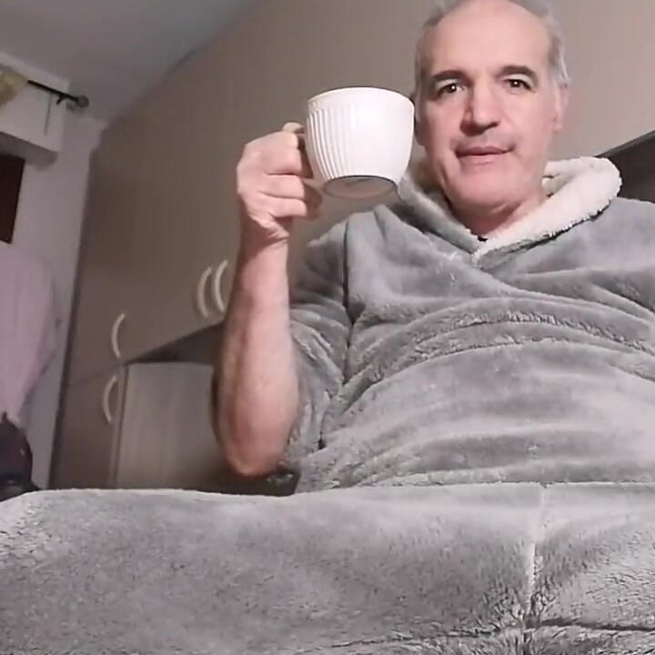 我想在杯子里射精, 喝我的热牛奶!