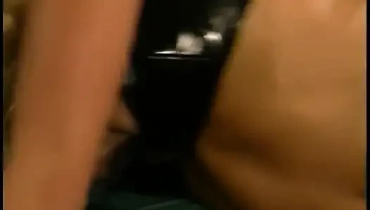 İç çamaşırlı ateşli sarışın kovboy aygırın üstüne çıkıyor
