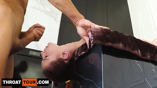 Gadis honor 18 tahun berpayudara besar ini belum pernah bolos kelas... lalu tersedak keras di kontol besarku