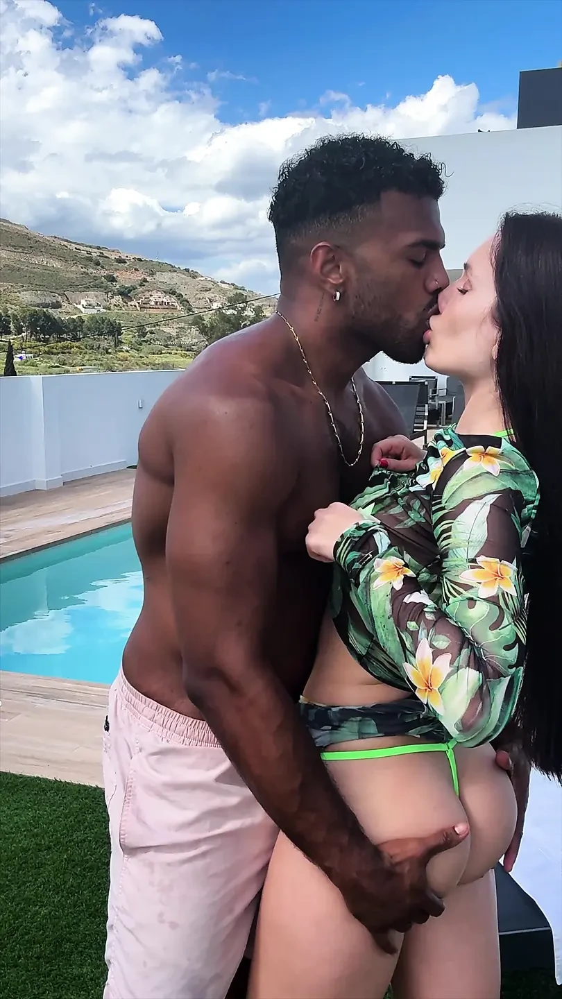 Душта мастурбация жасаған соң кеуделі әйел күйеуіне барған.