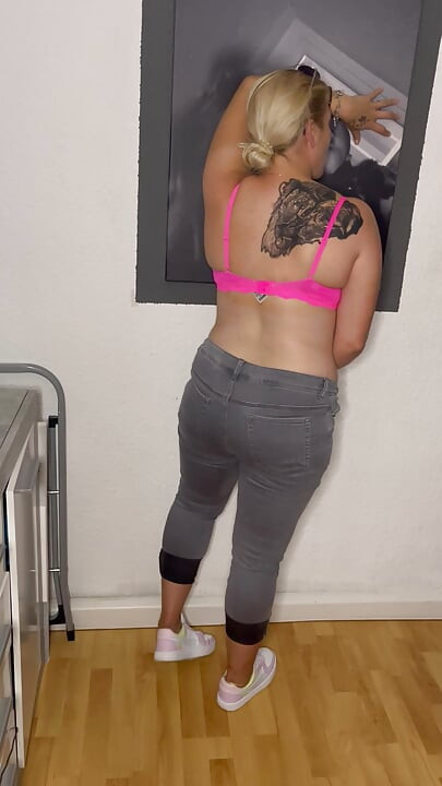 लेडी साक्षियों को श्रद्धांजलि देने वाला आदमी अपनी कामुक गीली सुनहरे बालों वाली चूत के अंकुर को कई चरमसुख देता है