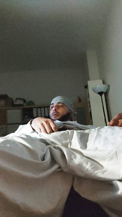 Dirtyjunkbro mengenakan pakaian Afghanistan, kaus kaki dek kencing dan minum kencing