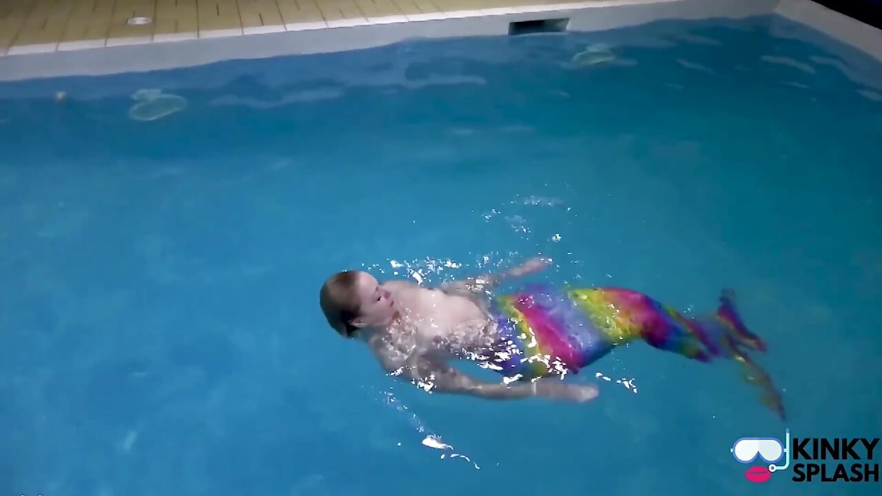 Sirena captivă te tachinează în piscină