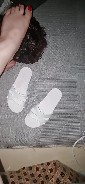 Mein cuckold-sklave kommt auf meinen pantoffel
