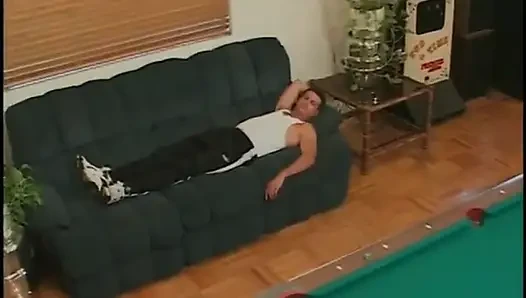 Güzel götlü sarışın bal kanepede amını şişman tatlı yarakla siktiriyor