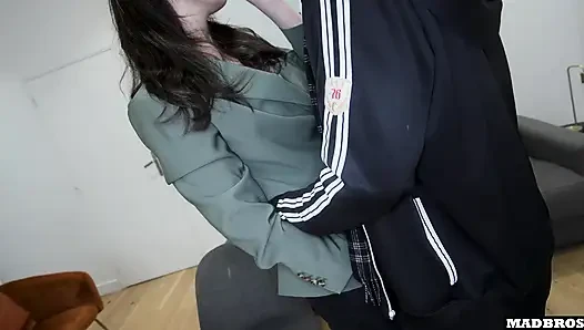 Eine französische immobilienmaklerin bekommt ihren großen saftigen arsch anal und in doppelpenetration geritten, bevor sie ihr nächstes treffen !!