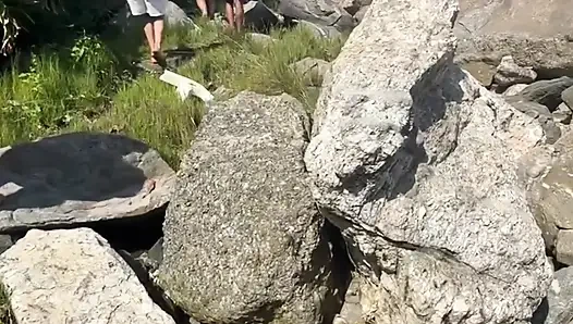 Горячие брюнетки в стрингах в бикини на тропе пустынного пляжа — восхитительно