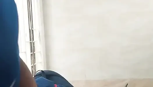 Seksi karım umumi tuvalette sakso çekiyor