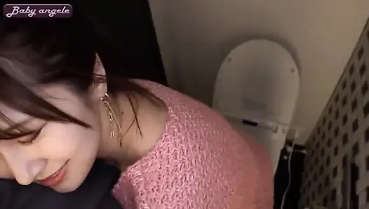 Beklenmedik fışkırtma patlaması. Pembe meme uçları ham pistonlu dölleme tarafından eziliyor bölüm 1