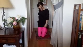 Sissyslut Kalinka в розовых непрозрачных колготках