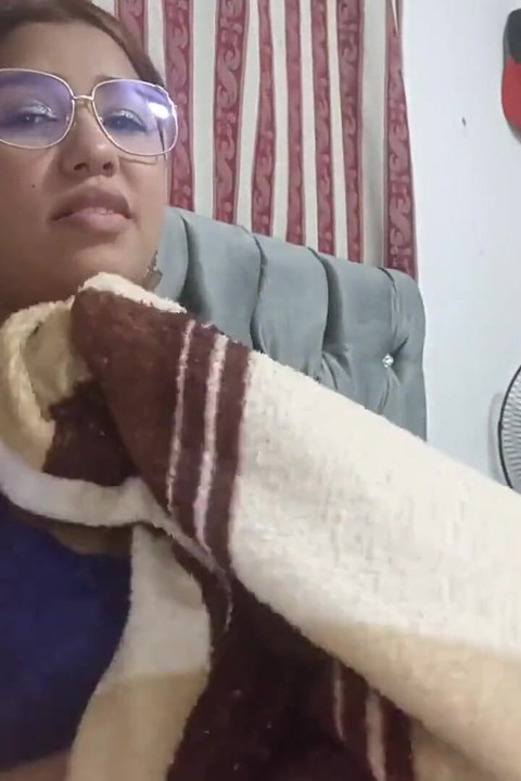 Femeie latino țâțoasă cu ochelari suge pula mea mare