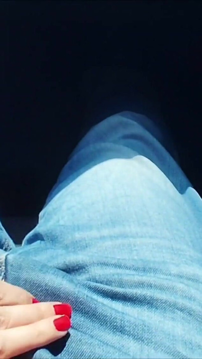 10 minutes de branlette dans la circulation, branlette en public ! | Clip 1