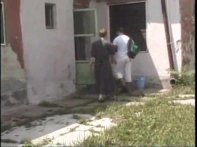 Bu yaşlı hatun hala deliklerini yarakla doldurmak için çok azgın
