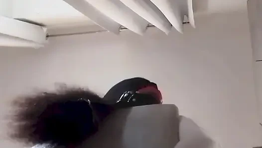 MilF mit verbundenen augen und geknebelt wird in muschi und mund gefickt