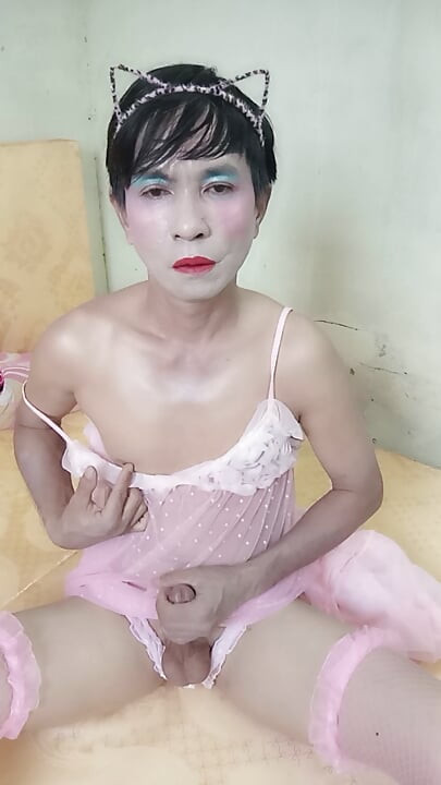 Oanh le transjendar seksi baage pahne hue khushi se hastamaithun kar rahi hai