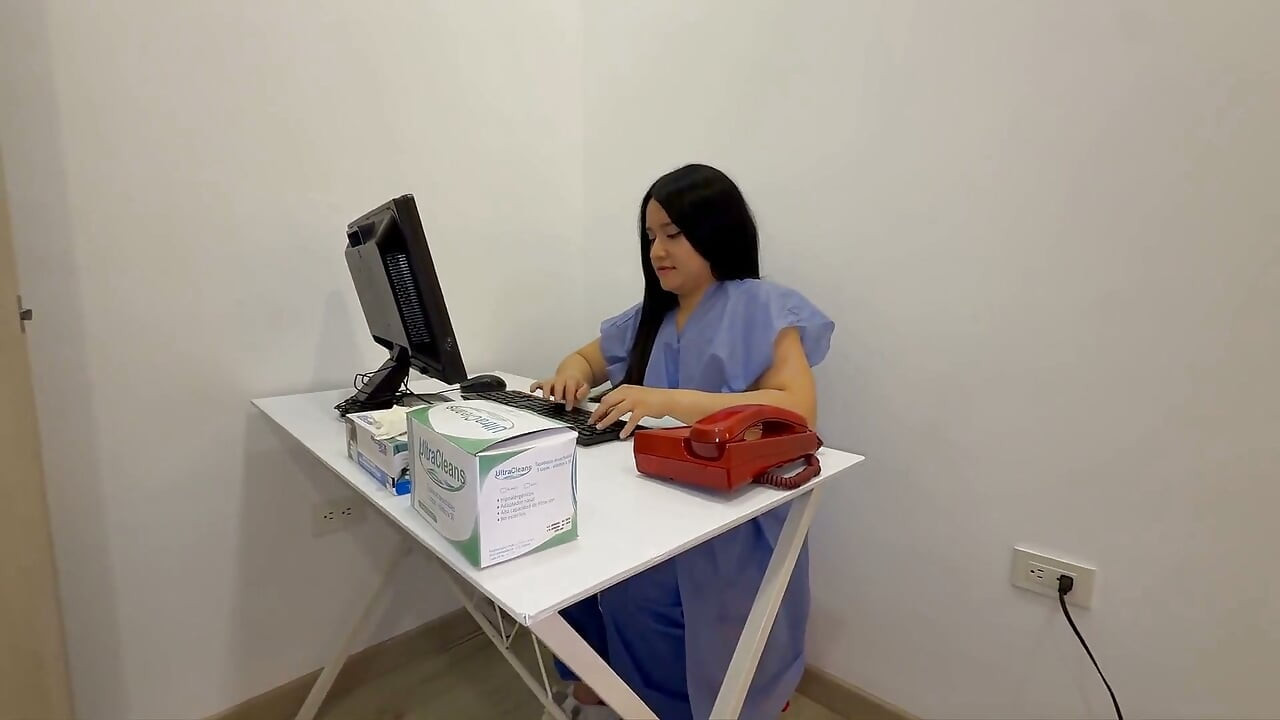 Doctorul excitat își face sex cu pacientul în spital... În mijlocul unei programări la doctor