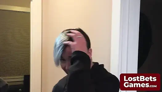 Sie stand an ihrem geburtstag nervös vor dem tattoosalon