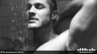 シャワーで裸の男性スター、オースティン・アルマコステ