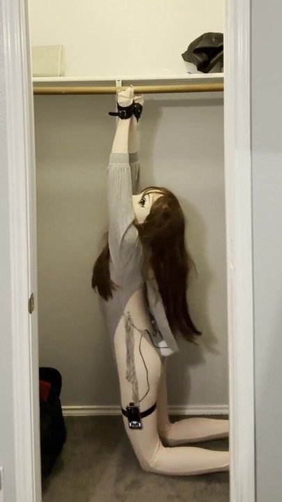 Zadivljujući trenutak iz "Kigurumi Cuffed and Electrostim"