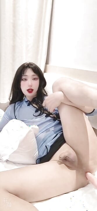 Slut Chinese Sissy Uses a Big Dildo Fucking Machine to Satisfy Herself