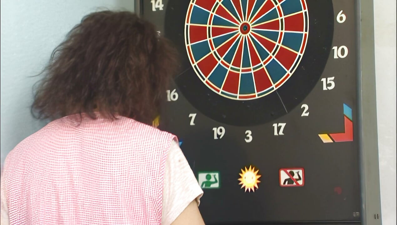 Olgun MILF Yaşlı Adamın Sikini Derin Emiyor