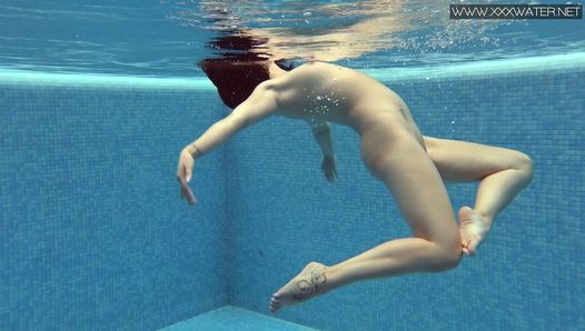 Tsjechische babe lady Dee trekt haar korte broek uit in het zwembad