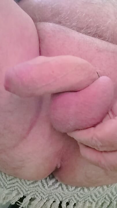 Opa zit in de voetenstoel en speelt met zijn kleine pik met een vibrator rond zijn kleine pik