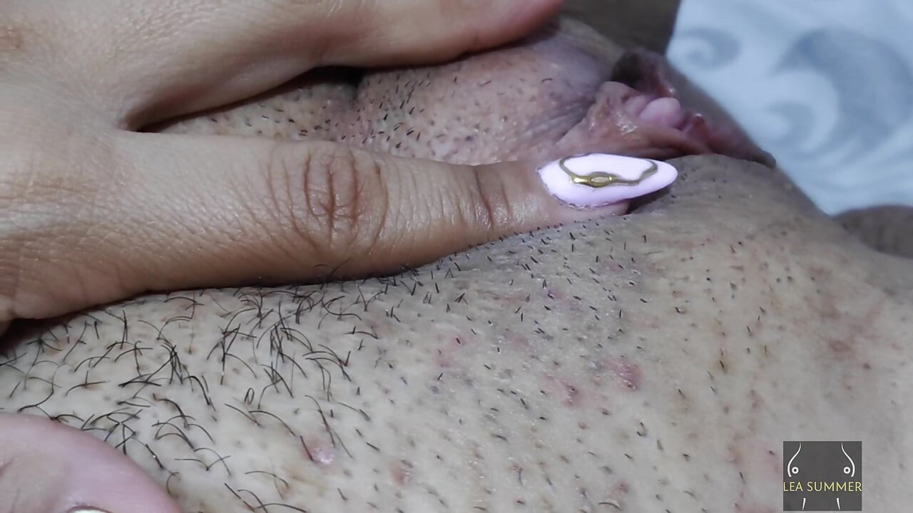 Je touche ma grosse chatte, je l’ouvre avec mes doigts et je les mets à l’intérieur. (gros plan)