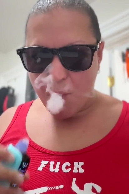 Lp-289 fume en jouant avec mes seins
