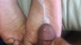 Сперма на подошвах, дрочки ногами в любительском видео (08)