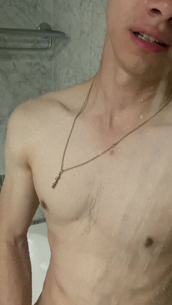 Jovem magrinha adolescente masturba seu pau gordo pela primeira vez em uma banheira de hotel
