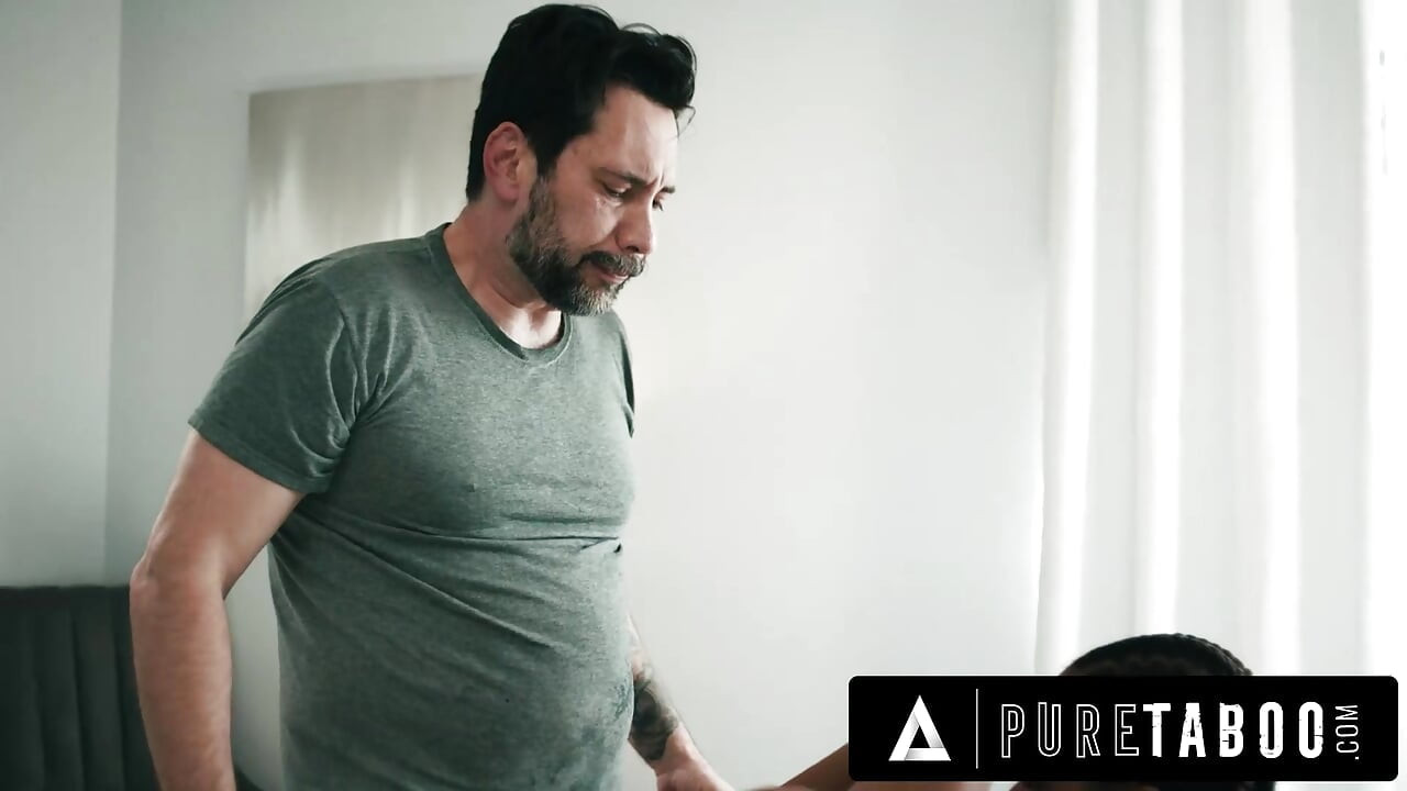 PURE TABOO 天真的命运米拉抓住了令人毛骨悚然的过度保护继父在房子周围设置摄像头