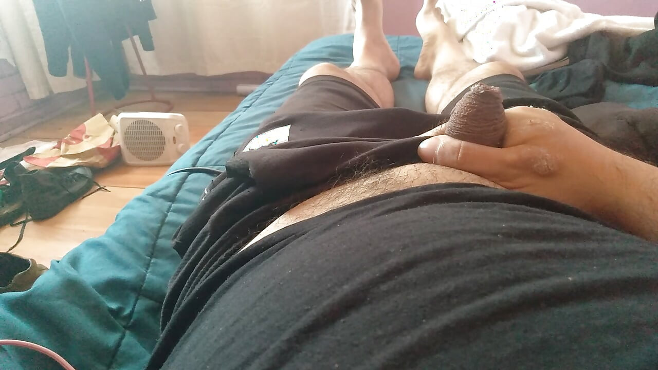 Pria gay lucu dengan bersemangat menarik kembali kulupnya