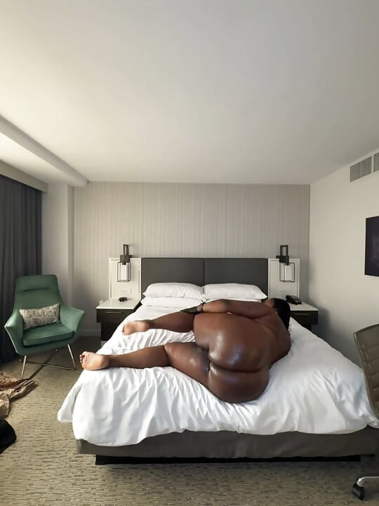 BBW Ebony Shemale Patra viser sine aktiver frem
