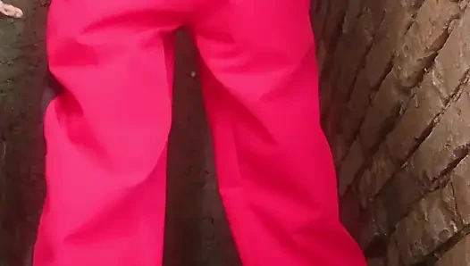 Der einheimische Junge ließ das Wasser aus seinem Penis abweichen