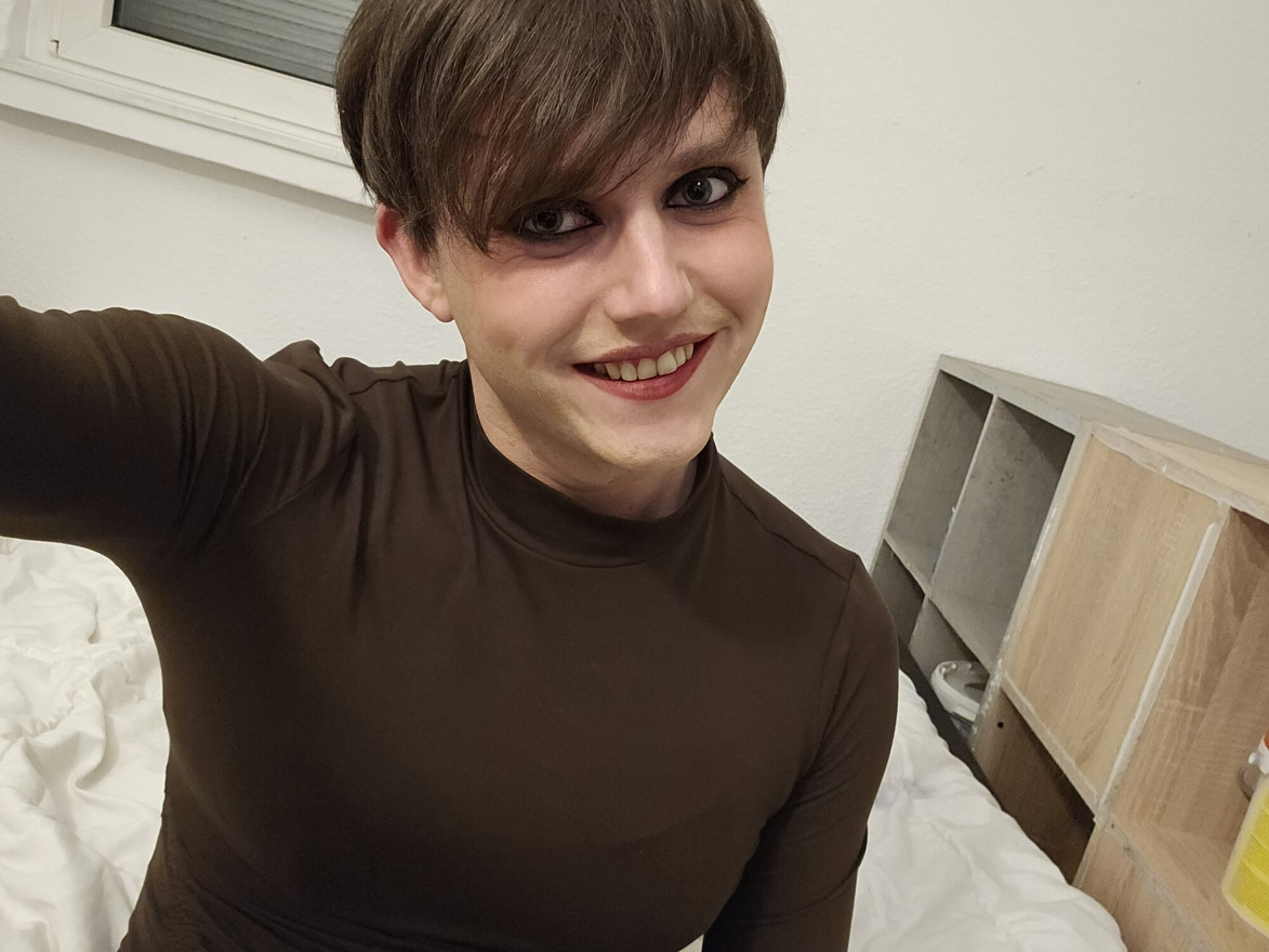 Sissy Millie kipróbálja az anált 🫦