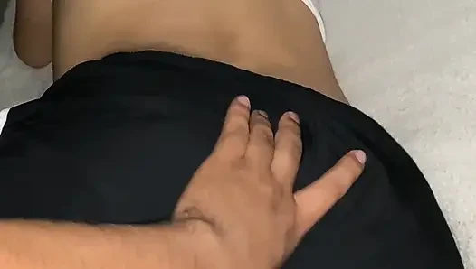 CUCKOLD LÄSST SEINE FRAU ALLEIN, WÄHREND ER ARBEITET ICH GEHE ZU SEINEM HAUS, UM DIE FRAU ZU FICKEN