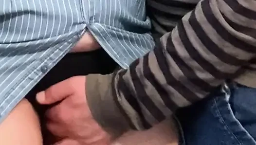 Jari lengket orang asing di balik gaun