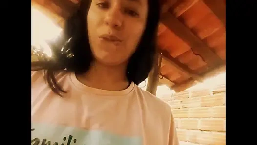 Brittany berührt ihre muschi in der waschküche