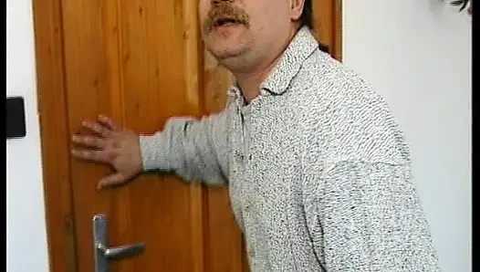 Alman kapılarının arkasında özenle sikiliyor