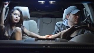 車の中でセクシーなアジア人