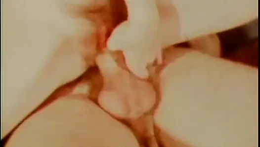 Tatlı genç klasik kız büyük bir yarak alıyor
