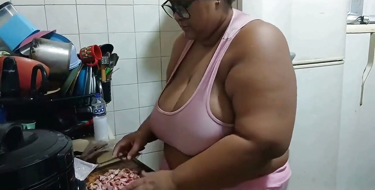 부엌에서 계모, 입에 사정을 많이 할 때까지 섹스.