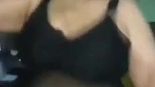 Une MILF égyptienne BBW danse