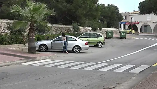 Крошка мастурбирует в машине, затем сосет и скачет на массивном члене