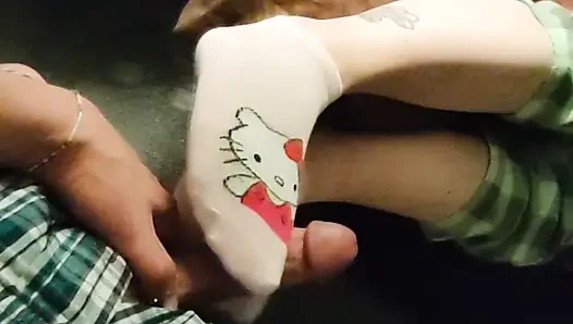 Kitty si cewek hot rambut pink lagi asik ngocok kontol dengan kaus kaki