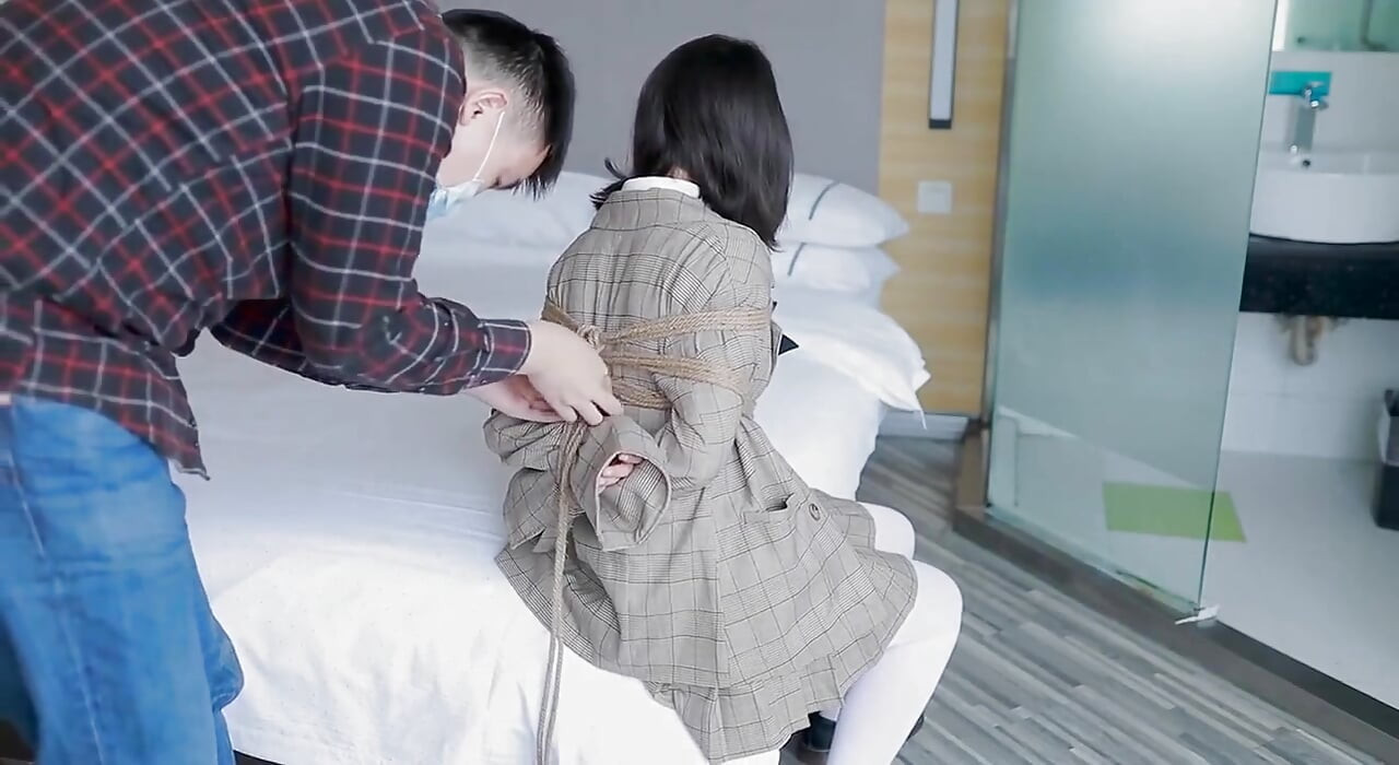 Hui09 - Awek JK berstoking putih terikat ke katil dengan tali.