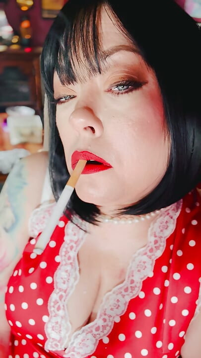 Instrukcje palenia od twojej królowej palenia, Tina Snua. Smoke With Me - zwisa dryfujący snap inhaluje