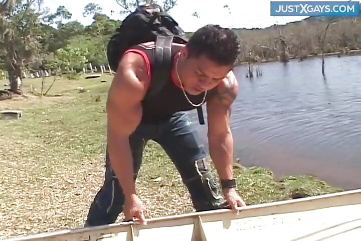 Vrući dečko dobiva guzicu napumpanu od ogromnog crnog kurca dok je na pikniku